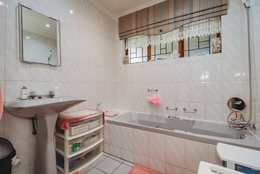 4 Bedroom Property for Sale in Loerie Park Western Cape